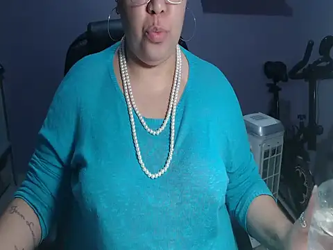 June Osborne online show from 2, 6, 2026