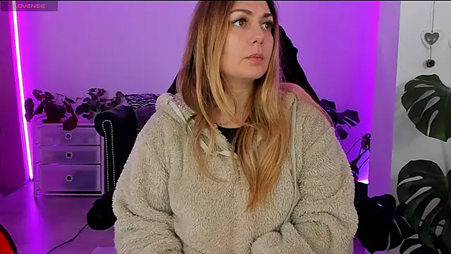 LindaWhite  online show from 8, 2, 2025