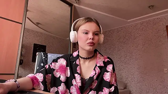 Vivienneyourdream online show from 3, 6, 2026