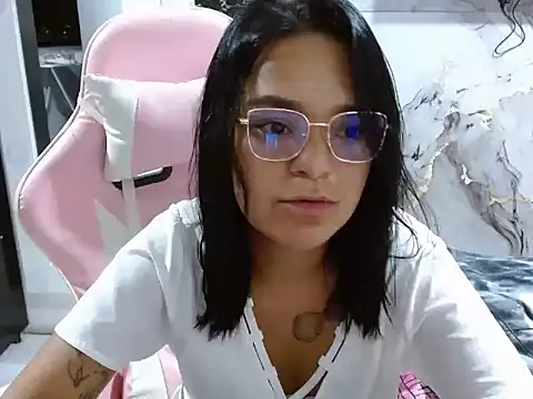 Snapshot of evelovee25 chatting on 2, 6, 2026 evelovee25 online show from 2, 6, 2026
