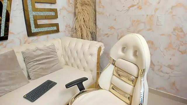 Snapshot of Chloe_dreams4u chatting on 4, 6, 2026 Chloe dreams4u online show from 4, 6, 2026