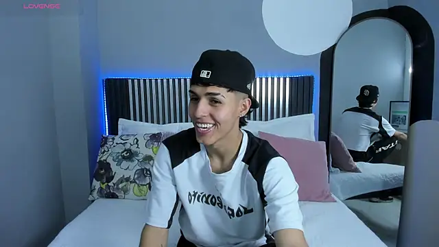 Snapshot of Axel_Mendozaa chatting on 8, 7, 2026 Axel Mendozaa online show from 8, 7, 2026