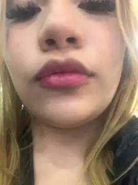 Snapshot of zury_cute1 chatting on 22, 6, 2026 zury cute1 online show from 22, 6, 2026