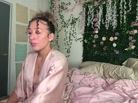 LyraCovee online show from 7, 6, 2026