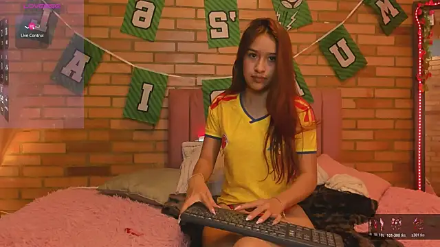 Snapshot of Julieta_moretti chatting on 4, 7, 2026 Julieta moretti online show from 4, 7, 2026