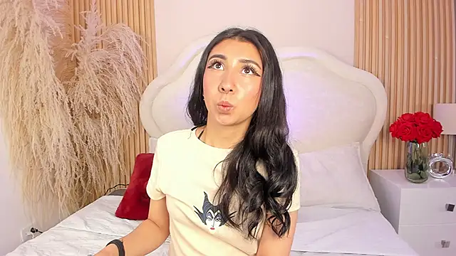 Snapshot of isa_croft_ chatting on 16, 6, 2026 isa croft online show from 16, 6, 2026