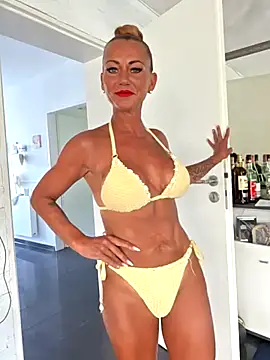 Snapshot of housewifebella chatting on 9, 8, 2026 housewifebella online show from 9, 8, 2026