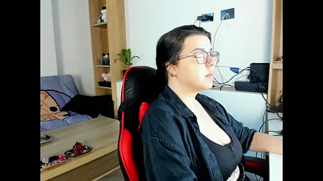 Snapshot of Meloh_Molly chatting on 4, 7, 2026 Meloh Molly online show from 4, 7, 2026