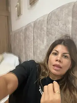 Snapshot of Valen_Milf4u chatting on 6, 7, 2026 Valen Milf4u online show from 6, 7, 2026