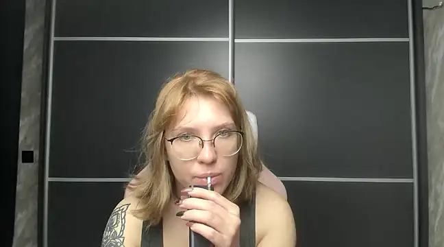 Reginasmilee online show from 8, 2, 2025