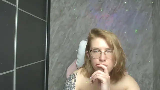 Reginasmilee online show from 13, 2, 2025