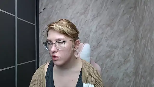 Reginasmilee online show from 15, 2, 2025