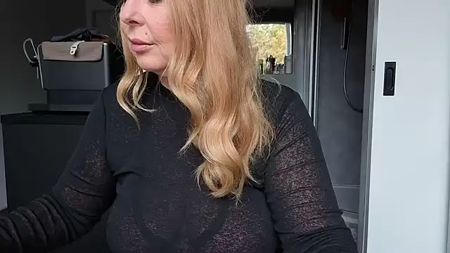 Snapshot of TammyJeann chatting on 6, 10, 2025 TammyJeann online show from 6, 10, 2025