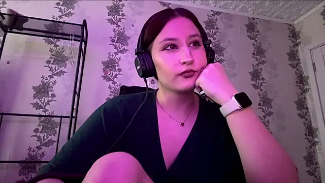Snapshot of SuzanMoote chatting on 6, 7, 2026 SuzanMoote online show from 6, 7, 2026