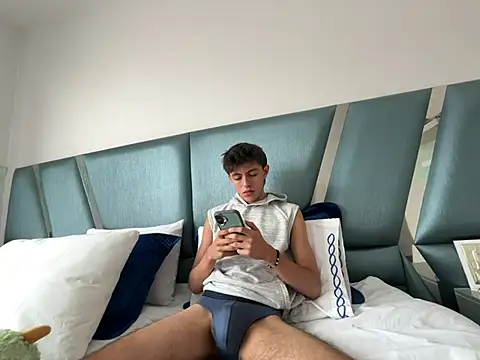 ItsJuanLuxxOficial online show from 15, 7, 2026