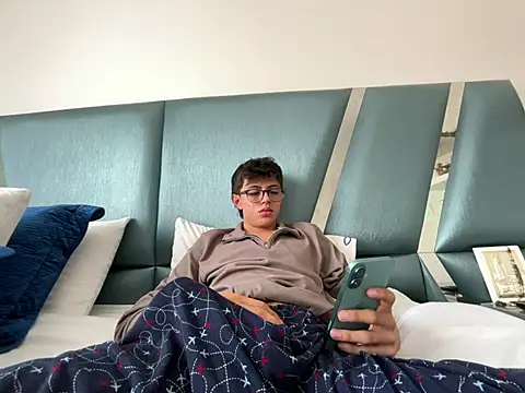 ItsJuanLuxxOficial online show from 17, 7, 2026