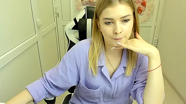 Snapshot of BrielleStorm chatting on 5, 8, 2026 BrielleStorm online show from 5, 8, 2026