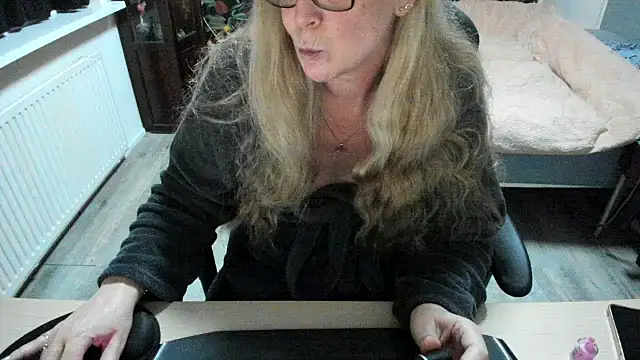 minoesje37 online show from 18, 2, 2025