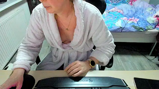 minoesje37 online show from 3, 3, 2025