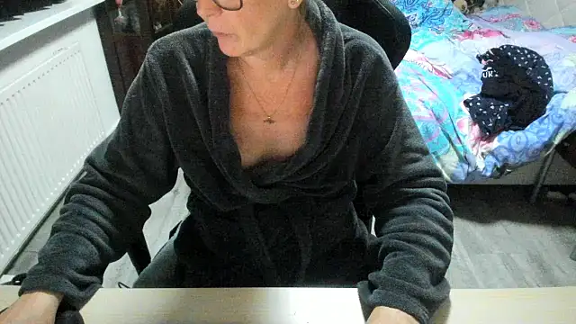 minoesje37 online show from 10, 11, 2025