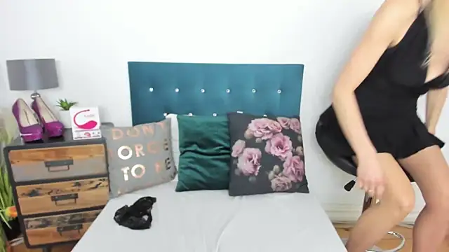 milfNikki online show from 2, 3, 2025