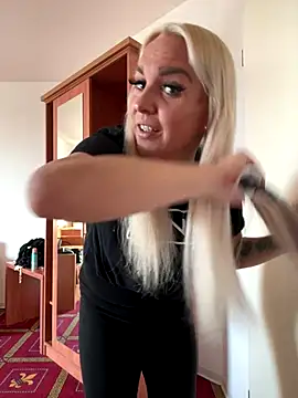 Snapshot of MIA-XXX chatting on 25, 9, 2025 MIA-XXX online show from 25, 9, 2025