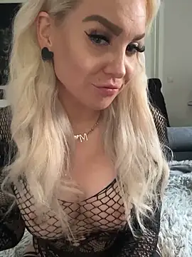 Snapshot of MIA-XXX chatting on 7, 10, 2025 MIA-XXX online show from 7, 10, 2025