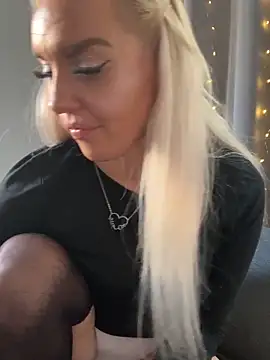 Snapshot of MIA-XXX chatting on 5, 11, 2025 MIA-XXX online show from 5, 11, 2025