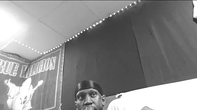 Snapshot of iBreakHeartz chatting on 21, 9, 2025 iBreakHeartz online show from 21, 9, 2025