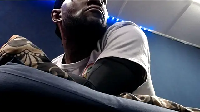 Snapshot of iBreakHeartz chatting on 31, 10, 2025 iBreakHeartz online show from 31, 10, 2025