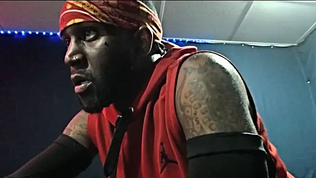 Snapshot of iBreakHeartz chatting on 4, 11, 2025 iBreakHeartz online show from 4, 11, 2025