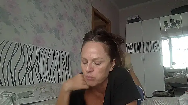 Snapshot of LindaStarS chatting on 2, 10, 2025 LindaStarS online show from 2, 10, 2025