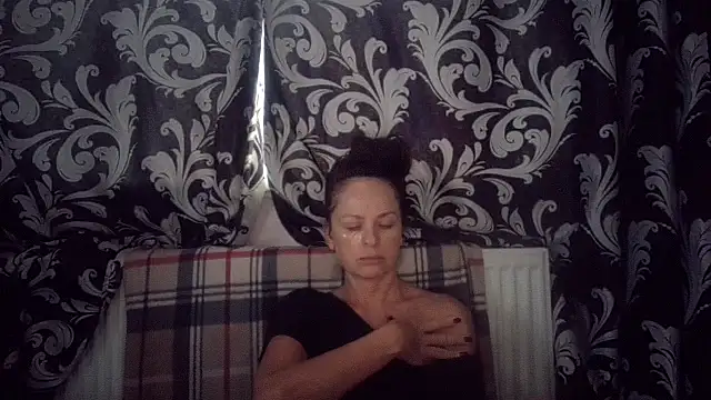 Snapshot of LindaStarS chatting on 4, 10, 2025 LindaStarS online show from 4, 10, 2025