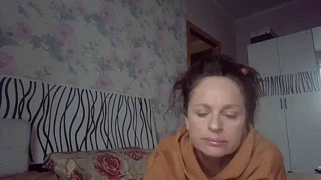 Snapshot of LindaStarS chatting on 8, 10, 2025 LindaStarS online show from 8, 10, 2025