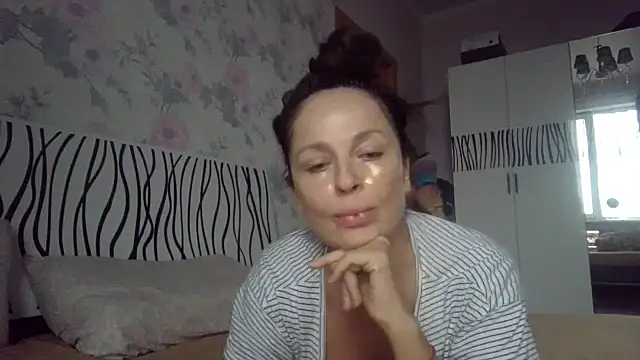 Snapshot of LindaStarS chatting on 4, 11, 2025 LindaStarS online show from 4, 11, 2025