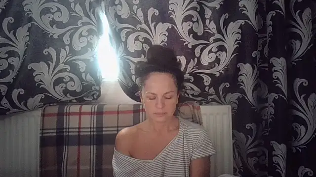 Snapshot of LindaStarS chatting on 5, 11, 2025 LindaStarS online show from 5, 11, 2025