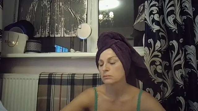 Snapshot of LindaStarS chatting on 22, 11, 2025 LindaStarS online show from 22, 11, 2025