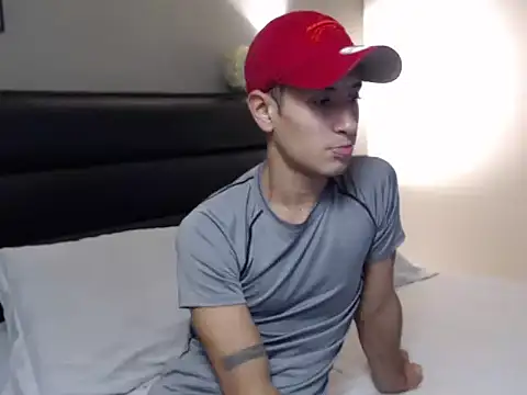 Snapshot of RetainedHound chatting on 30, 9, 2025 RetainedHound online show from 30, 9, 2025