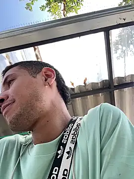 Snapshot of RetainedHound chatting on 14, 12, 2025 RetainedHound online show from 14, 12, 2025