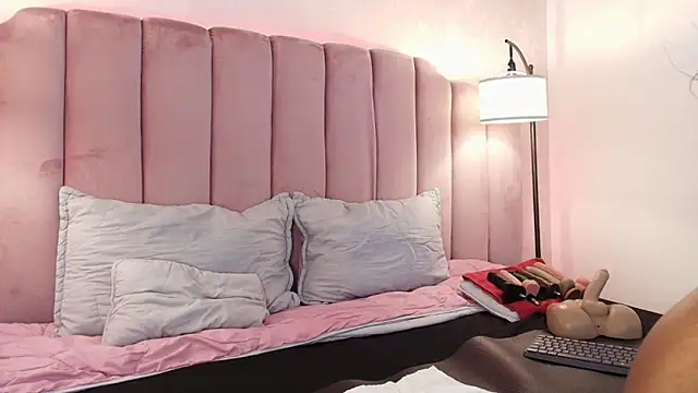 Snapshot of HallyBans chatting on 2, 3, 2025 HallyBans online show from 2, 3, 2025