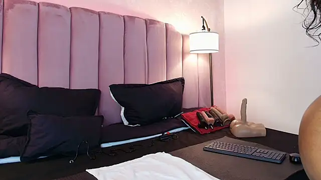 Snapshot of HallyBans chatting on 8, 3, 2025 HallyBans online show from 8, 3, 2025