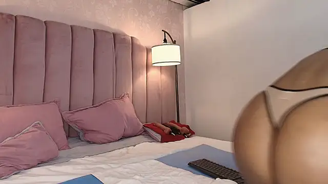 Snapshot of HallyBans chatting on 12, 11, 2025 HallyBans online show from 12, 11, 2025