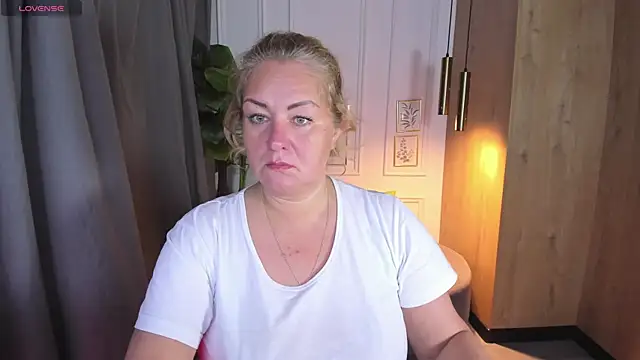 Snapshot of JenniferLight chatting on 12, 10, 2025 JenniferLight online show from 12, 10, 2025