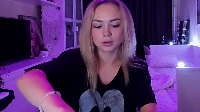 MaryDreaminess online show from 5, 10, 2025