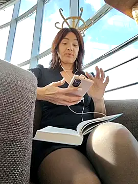 Snapshot of EvaXOAir chatting on 30, 9, 2025 EvaXOAir online show from 30, 9, 2025