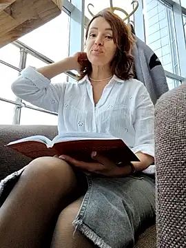 Snapshot of EvaXOAir chatting on 11, 10, 2025 EvaXOAir online show from 11, 10, 2025