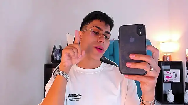 Snapshot of AlanNaughty chatting on 1, 2, 2025 AlanNaughty online show from 1, 2, 2025