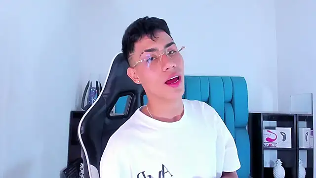 Snapshot of AlanNaughty chatting on 7, 2, 2025 AlanNaughty online show from 7, 2, 2025