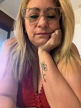 Snapshot of x_elena_x chatting on 1, 2, 2025 x elena x online show from 1, 2, 2025