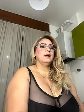 Snapshot of x_elena_x chatting on 24, 10, 2025 x elena x online show from 24, 10, 2025